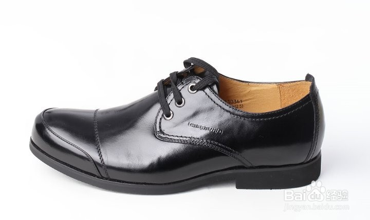 该如何正确给皮鞋擦鞋油？