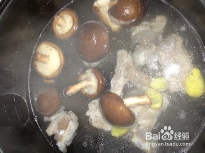 板栗排骨汤的做法