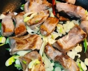 土豆焖排骨的做法