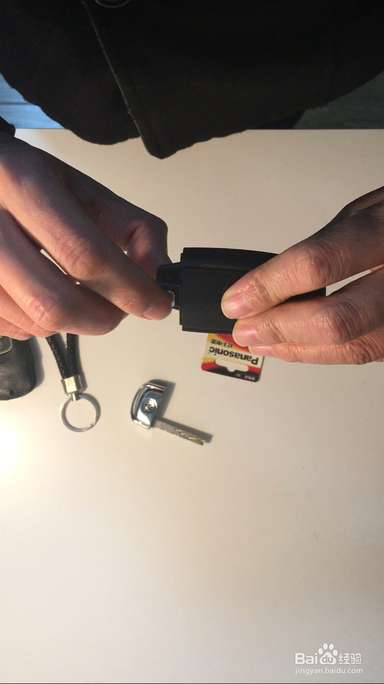 怎样换大众辉昂车钥匙的电池？