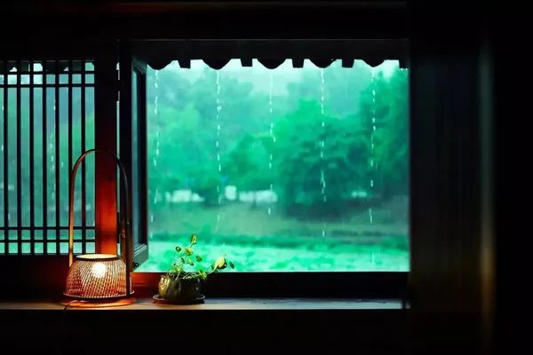 静听雨打窗台,等一场酒...