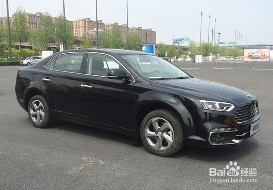 路上偶遇福特蒙迪欧，凑近一看车标却忍不住冷笑