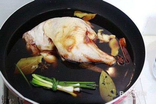 色泽鲜亮 嫩滑可口的豉油鸡