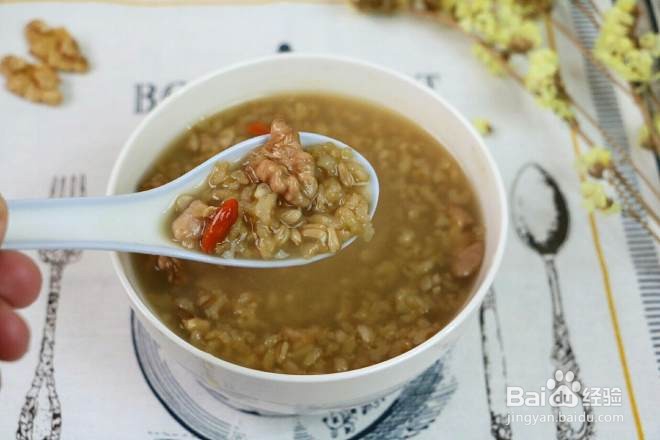 燕麦核桃枸杞粥的做法