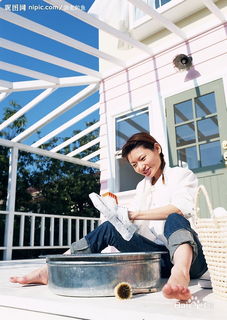 如何去除白鞋的黄色污渍和袜子的臭味