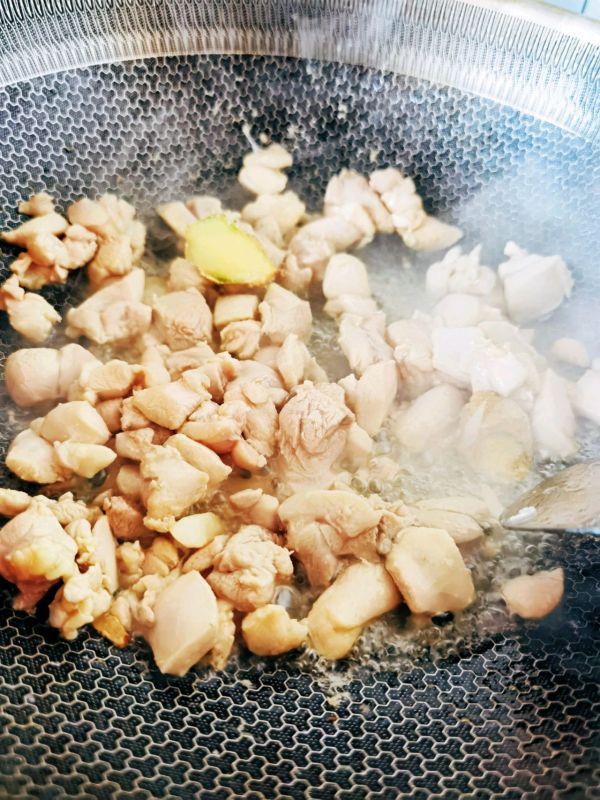 彩椒土豆炒鸡丁