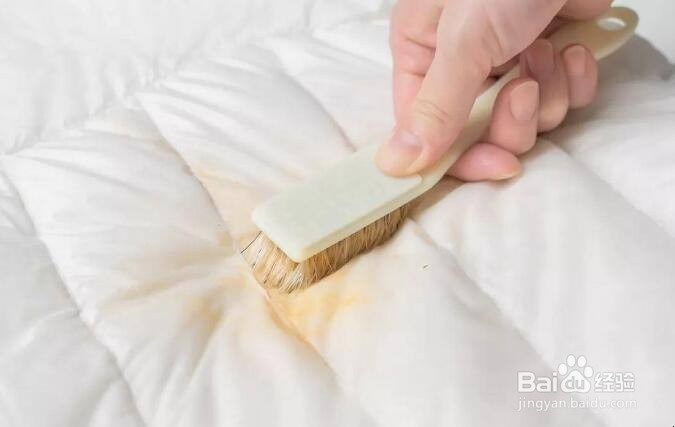 羽绒服油点子怎么洗