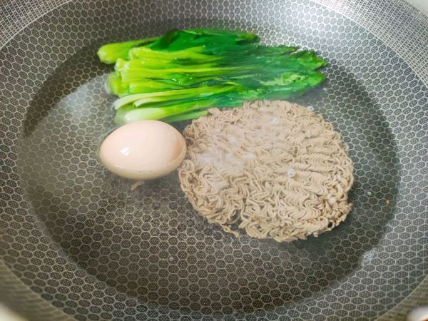 捞汁虾尾荞麦面