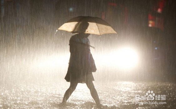 夏季外出遇到暴雨时该怎么办？