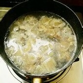 藜蒿炒腊肠的做法