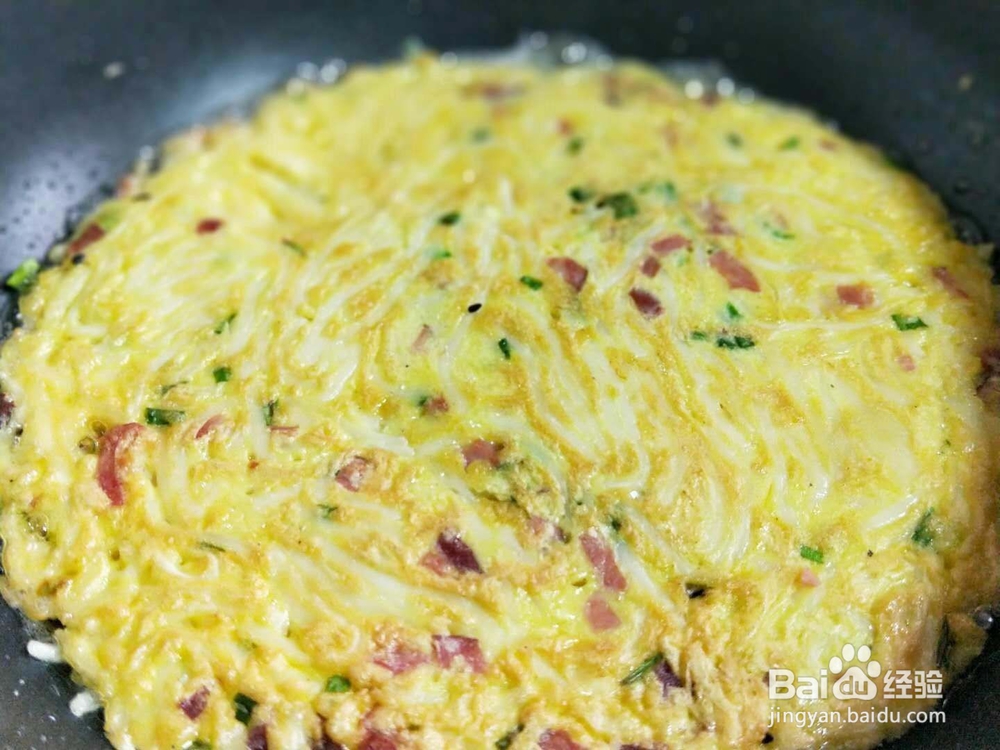 简单快手、脆香可口的面条火腿鸡蛋饼