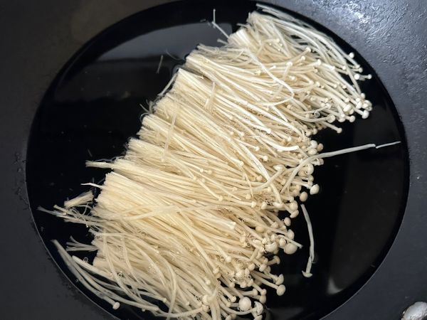 捞汁金针菇蚬子肉