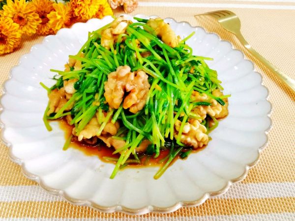豌豆苗拌核桃仁