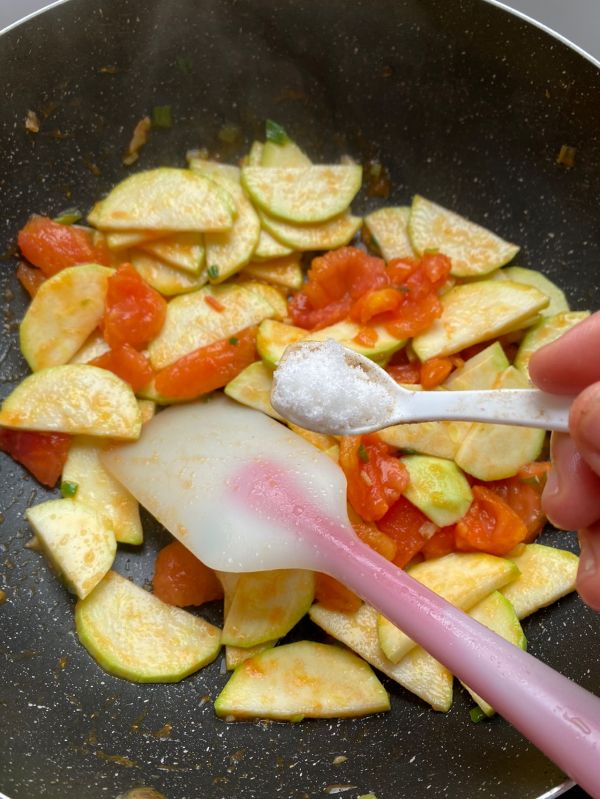 西红柿炒西葫芦