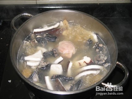 炖乌鸡椰子汤的做法