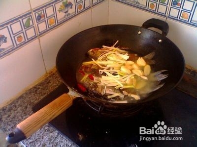 羊肉炖鲫鱼的做法