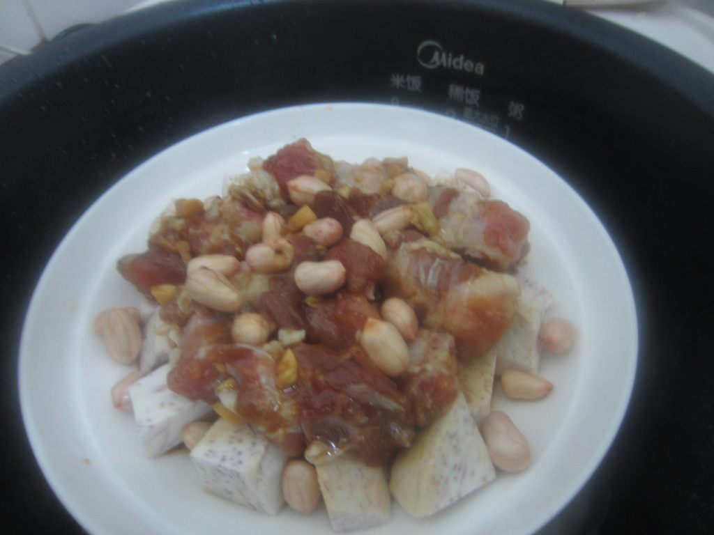 花生香芋蒸排骨，排骨的另类做法，味道格外鲜美！