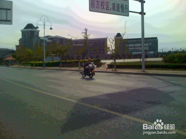 道路上行驶的摩托车怎样安全出行