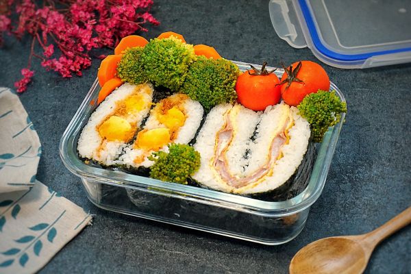 咸蛋黄肉松和叉烧火腿便当