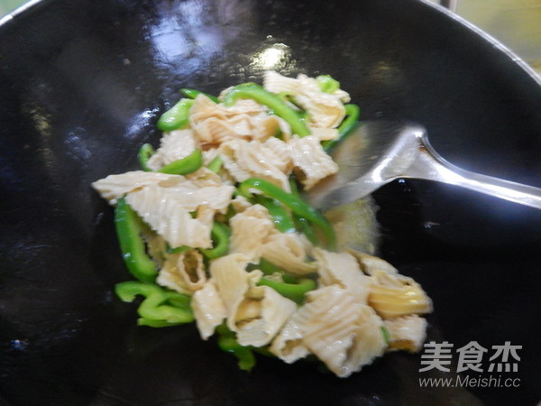 青椒炒豆皮的做法