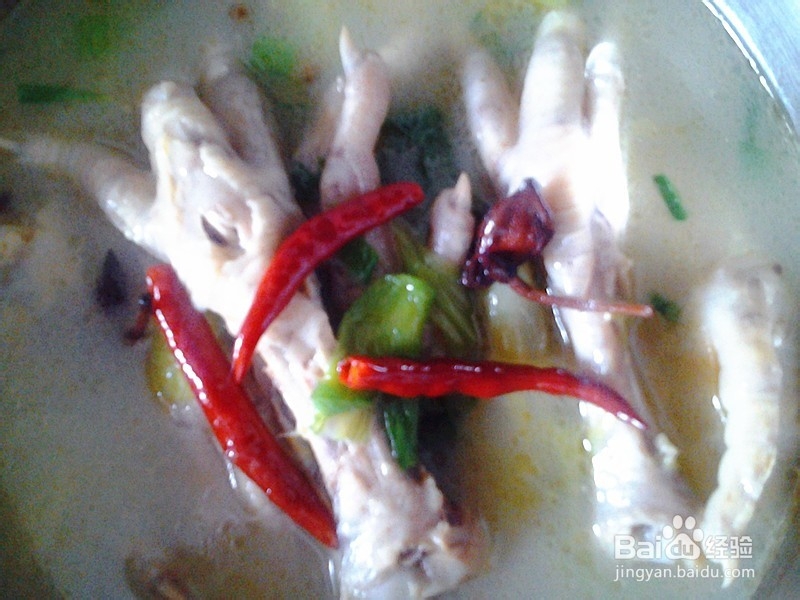 怎么做可以美容的小红椒清炖鸡掌