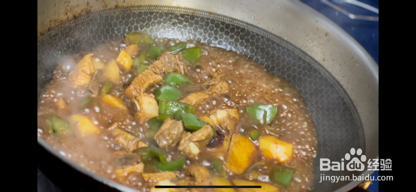 下饭菜土豆青椒焖排骨的做法