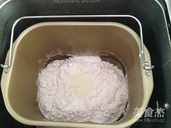 “中国红”蒸面包