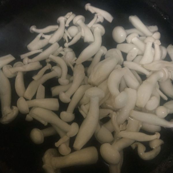 蒜薹肉片白玉菇