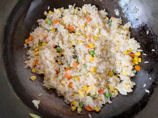 花朵时蔬炒米饭