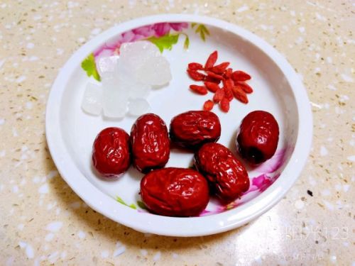准备红枣,枸杞,冰糖.