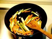 怎样自制宵夜绿酱虾球螺丝面