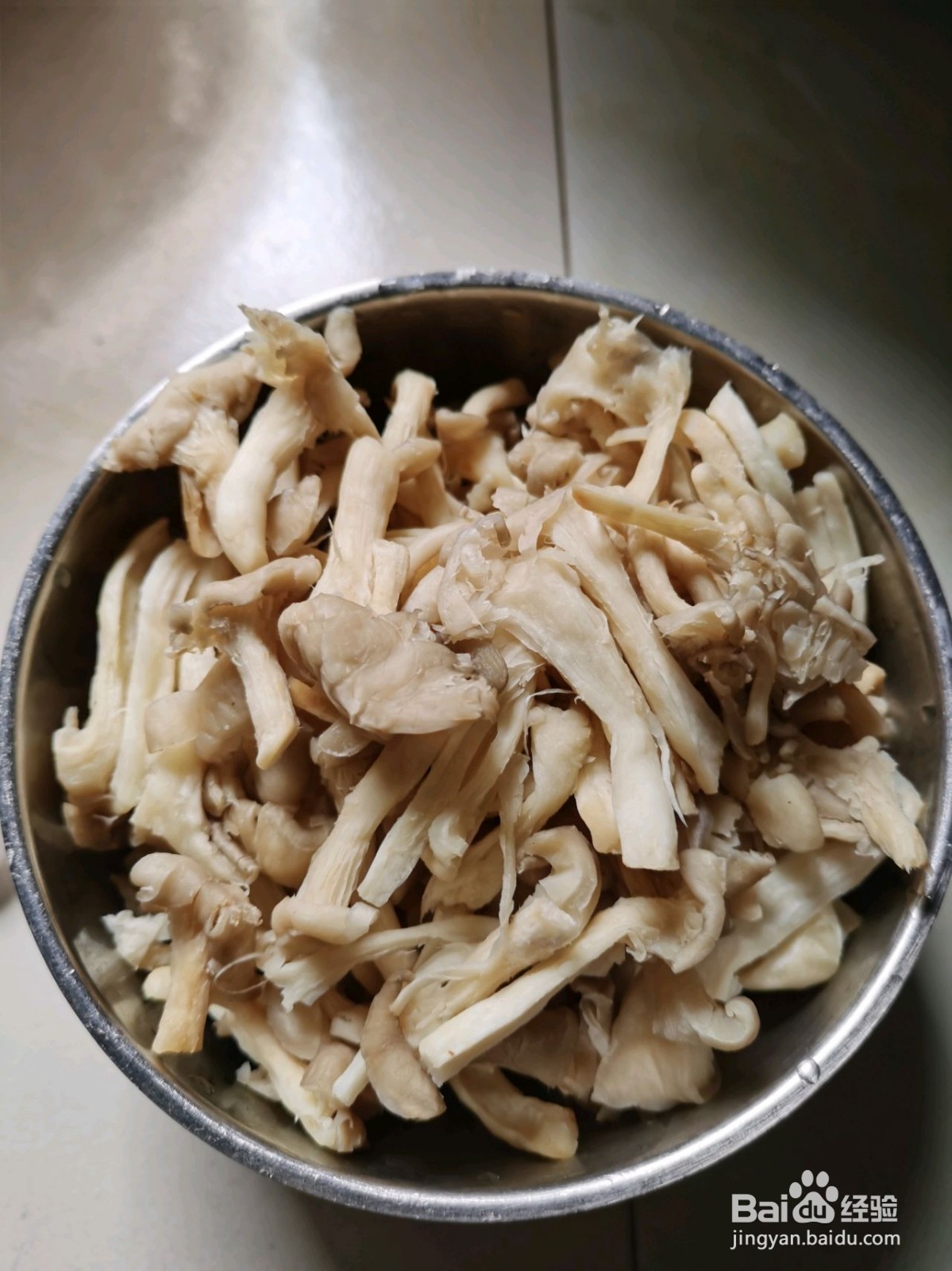 草菇炒鸡蛋的做法