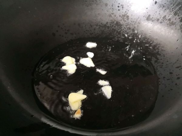 蒜片清炒马兰头