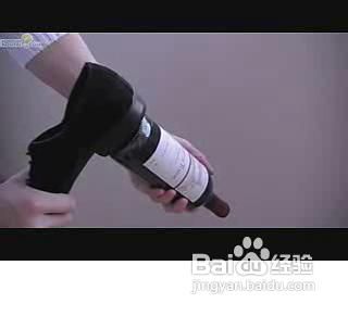 没有起子妙开红酒的方法