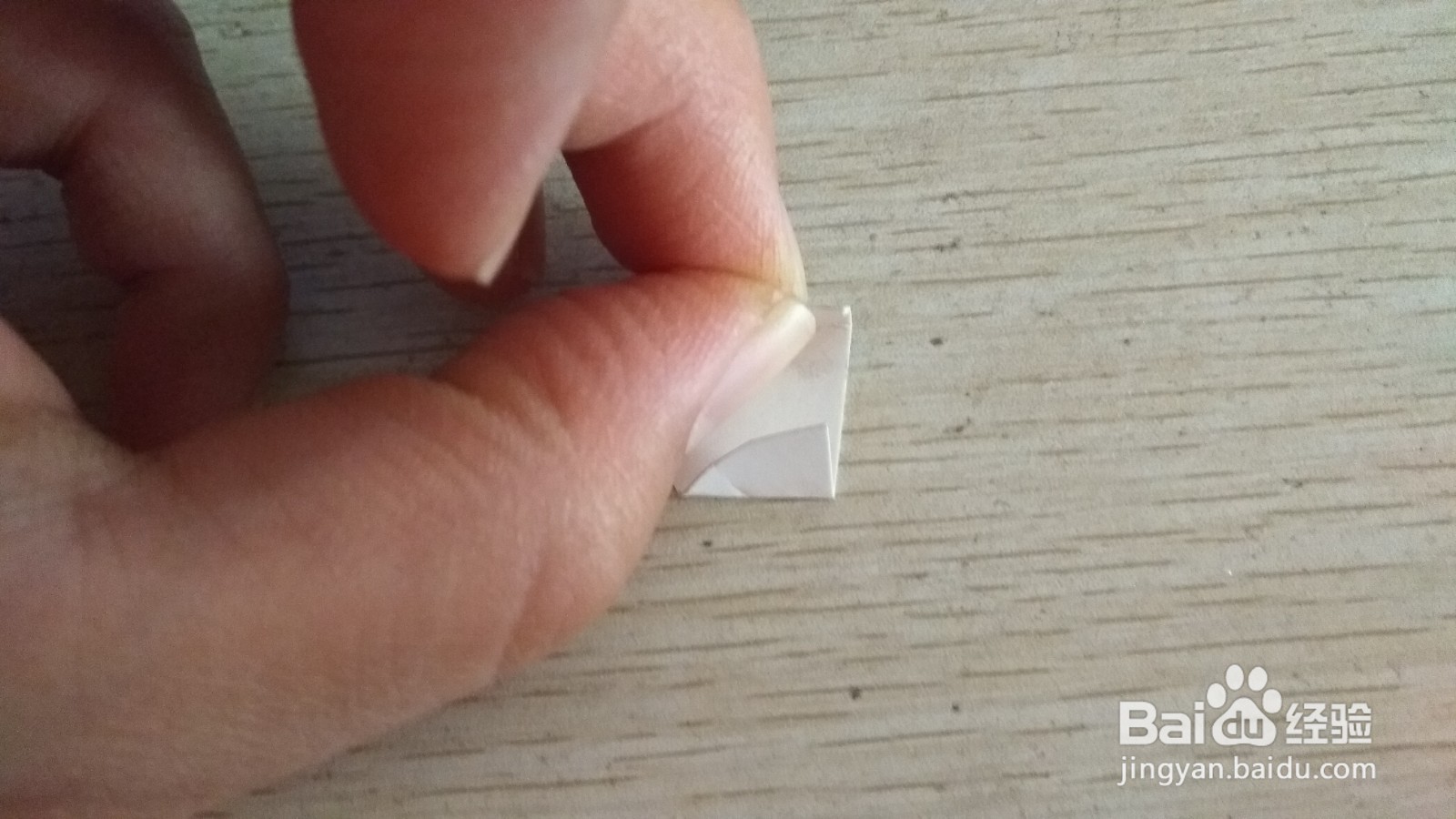 如何用半圆形硬卡纸做放两个中性笔的简易支架