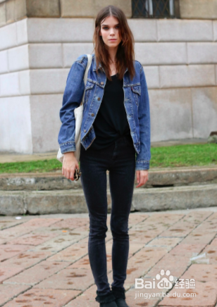 黑色牛仔窄脚裤要怎么搭配？跟我学起来吧