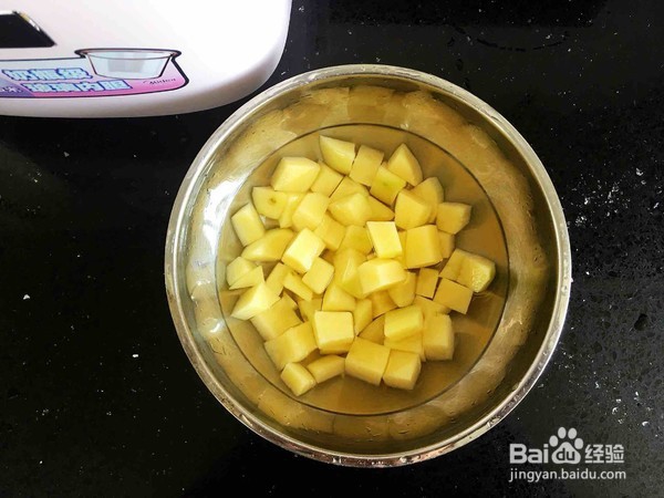 如何制作土豆腊肠焖饭