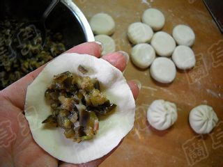 腊味茄肉生煎包