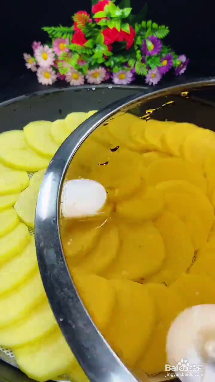 如何制作好吃的土豆皮酸菜猪肉饺子