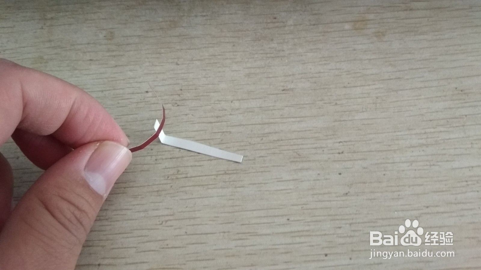 如何用两个长方形硬卡纸做两面放中性笔的支架