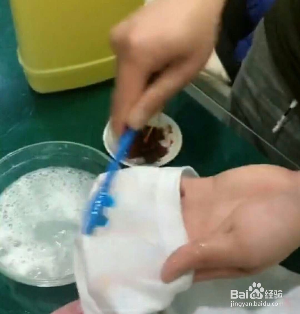 如何去除白衣服上的“辣椒油”污垢