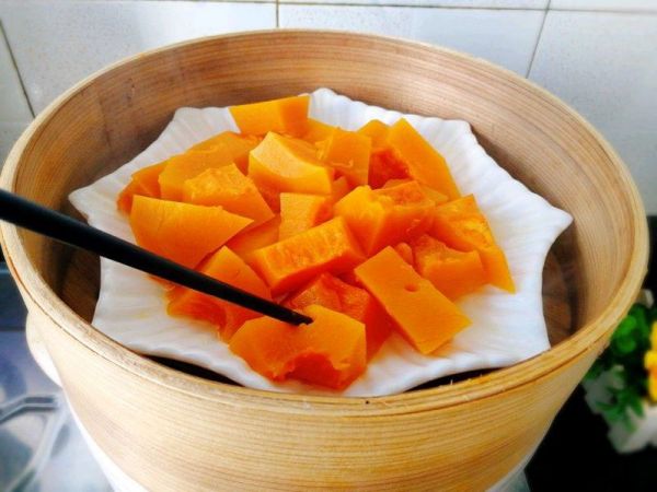 南瓜豆沙包、红枣小米粥