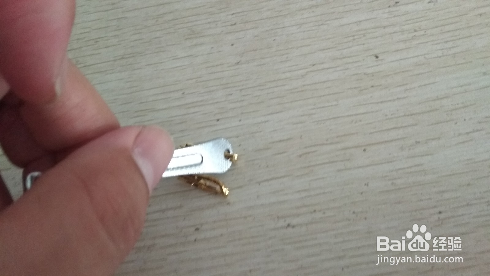 如何用面包袋绑绳和挖耳勺做简易的中性笔支架