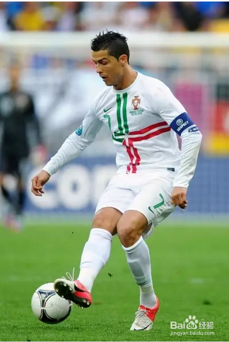 势不可挡的足球前锋的磨炼