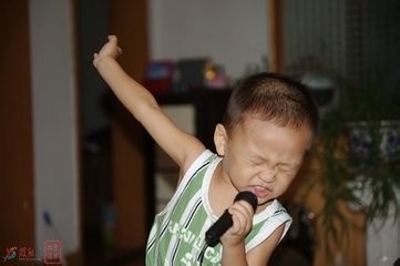 聪明妈妈，5招搞定宝宝人来疯