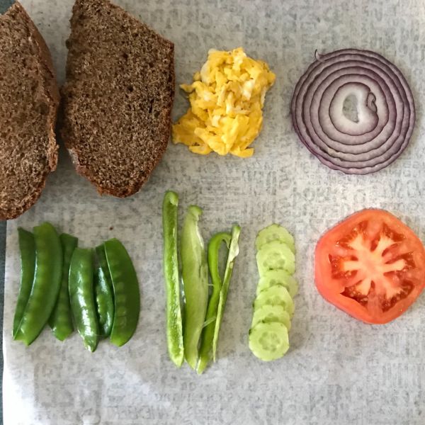 黑麦鸡肉蔬菜三明治