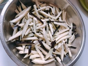 养生食补茄子炒肉的做法