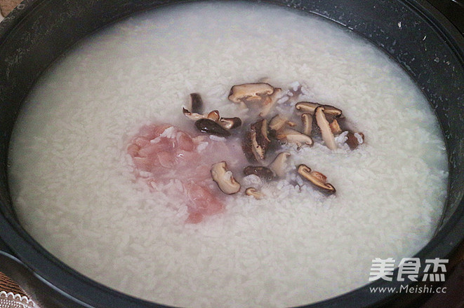 香菇滑鸡粥的做法