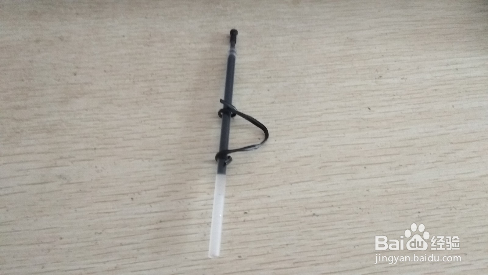 如何用数据线绑绳和中性笔芯做简易的手机支架