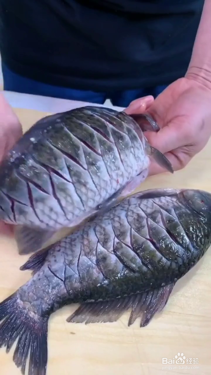 如何制作好吃的鲫鱼烧粉条?